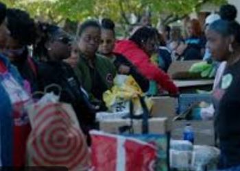 EE.UU. Trabajadores del gobierno comienzan a hacer largas colas para recibir alimentos