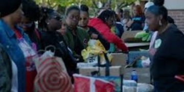 EE.UU. Trabajadores del gobierno comienzan a hacer largas colas para recibir alimentos