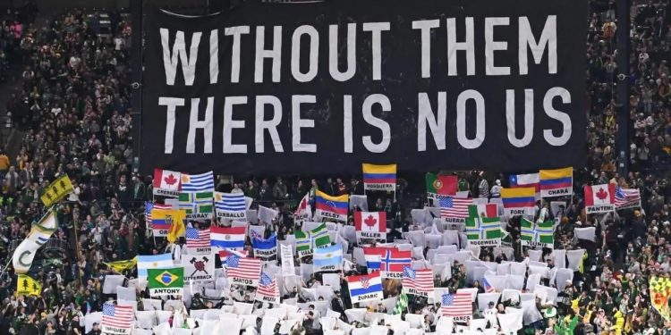 Las protestas contra Trump (y la OTAN) llegan a las gradas