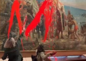 Celebrando el Día de Hispanidad con pintura roja