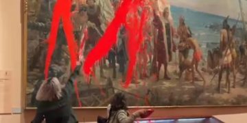 Celebrando el Día de Hispanidad con pintura roja