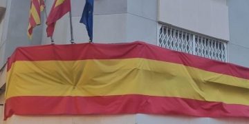 Tela del telón: Vox colocó banderas patrias y hasta al PP le parecieron de circo