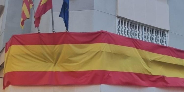 Tela del telón: Vox colocó banderas patrias y hasta al PP le parecieron de circo