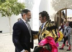 España cañí: Observen estas imágenes de un torero que se retira: balcón. bata, bandera, copa y mucha patria