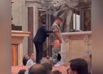 UCRANIA. Los cachorros nazis de Zelenski atacan una sinagoga con arengas hitlerianas