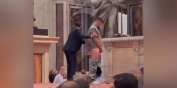 UCRANIA. Los cachorros nazis de Zelenski atacan una sinagoga con arengas hitlerianas