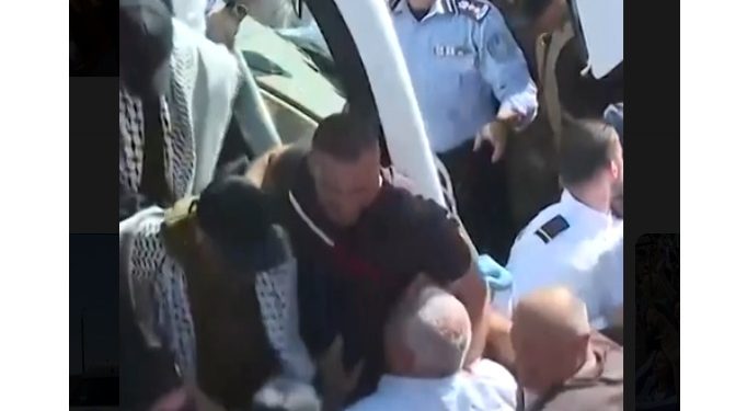 Una multitud recibe a los presos políticos palestinos