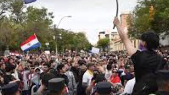 PARAGUAY. Los jóvenes toman las calles contra el gobierno corrupto de Peña