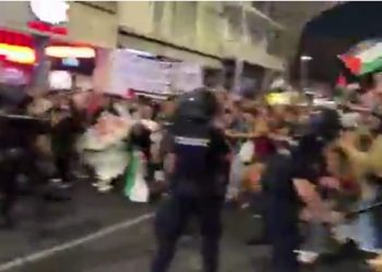 No hace falta que venga el PPVox: la policía del gobierno progre reprimió a los manifestantes solidarios con los tripulantes secuestrados de la flotilla