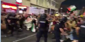 No hace falta que venga el PPVox: la policía del gobierno progre reprimió a los manifestantes solidarios con los tripulantes secuestrados de la flotilla