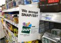 California. La Guardia Nacional vigila supermercados ante la posible avalancha de personas sin recursos