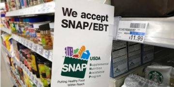 California. La Guardia Nacional vigila supermercados ante la posible avalancha de personas sin recursos