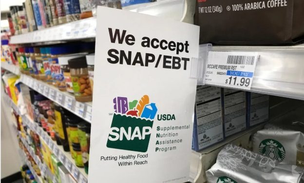 California. La Guardia Nacional vigila supermercados ante la posible avalancha de personas sin recursos