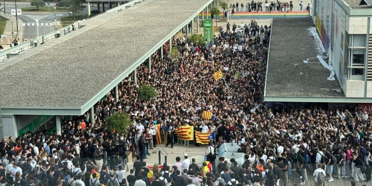 La presencia de un fascista en la Universidad convocó a cientos de estudiantes… para repudiarlo