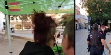 Observen a la policía defendiendo un chiringuito de Vox en Barcelona