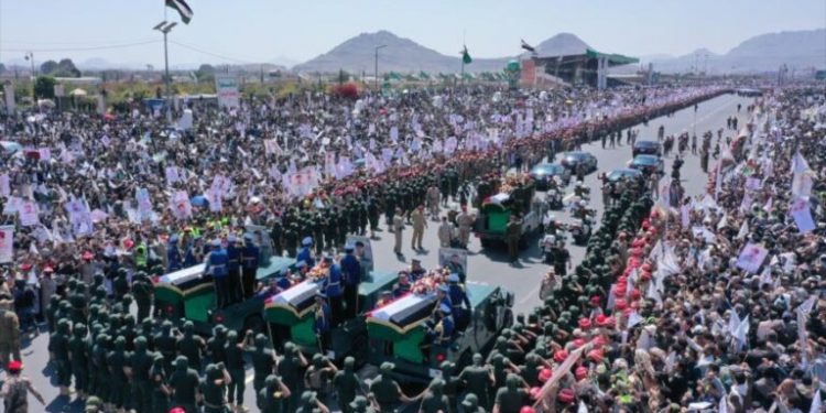 YEMEN. Decenas de miles de personas despidieron a los muertos por ataque sionista