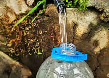 El Ayto. de Martorell (Junts y PSC) prohíbe a personas sin hogar abastecerse de agua en las fuentes públicas