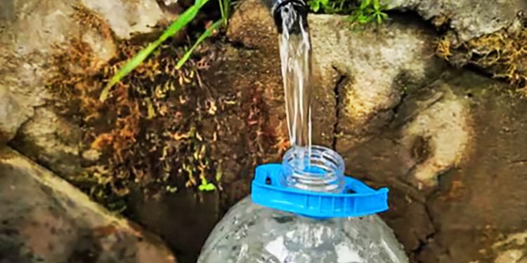 El Ayto. de Martorell (Junts y PSC) prohíbe a personas sin hogar abastecerse de agua en las fuentes públicas