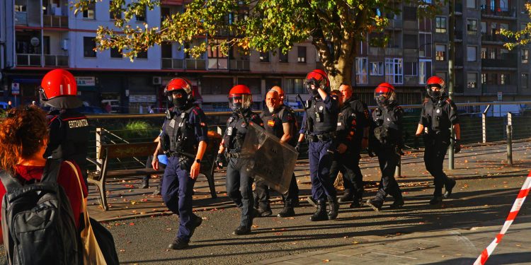 Desokupas no pudieron desalojar una vivienda en Bilbo a pesar de contar con la ayuda de la Ertzaintza