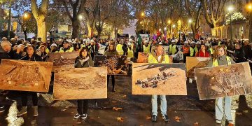 Una vez más, en Iruñea hubo manifestación para exigir el derribo del Monumento a los Caídos