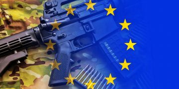 ÁNGELES MAESTRO. La UE con el casco de guerra hasta las cejas y contra el enemigo interno