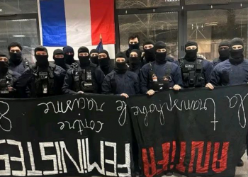 Observen a estos policías burlándose de una pancarta antifascista