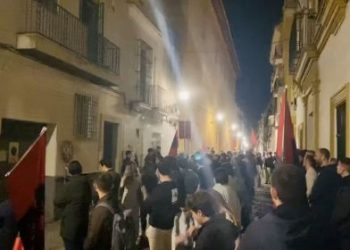 Decenas de jóvenes cantan el Cara al Sol en Sevilla con absoluta impunidad
