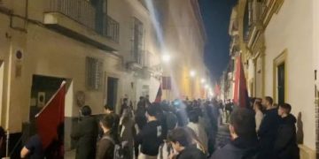 Decenas de jóvenes cantan el Cara al Sol en Sevilla con absoluta impunidad