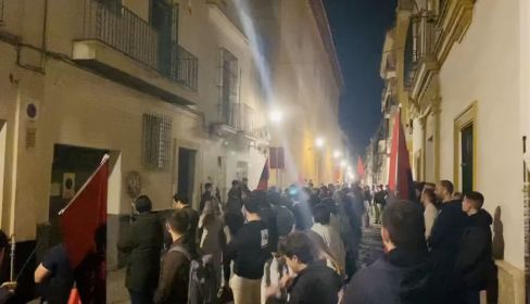 Decenas de jóvenes cantan el Cara al Sol en Sevilla con absoluta impunidad