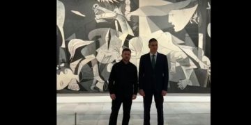 Sánchez/Zelenski visitan el Guernica; nadie les recordó que Picasso era comunista y que su cuadro denuncia la barbarie nazi como la cometida en el Donbas