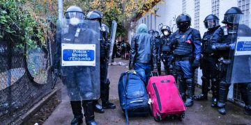 MARINA PARÉS. El B9, los desahucios y el circo parlamentario