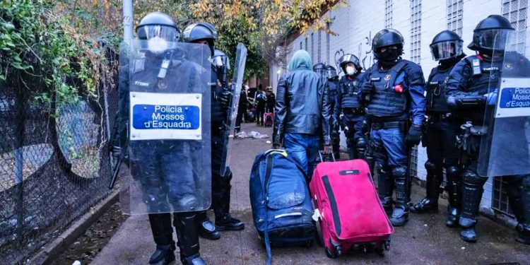 MARINA PARÉS. El B9, los desahucios y el circo parlamentario