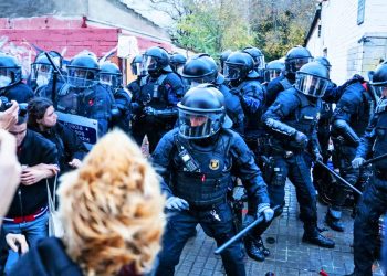 La policía del PSE, que ha cargado, y el Ayto de Albiol (PP) desalojan a 400 personas en Badalona