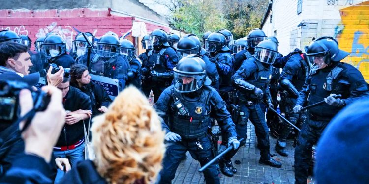 La policía del PSE, que ha cargado, y el Ayto de Albiol (PP) desalojan a 400 personas en Badalona