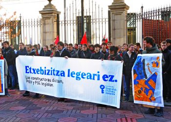 Protesta frente al Parlamento Vasco contra la Ley de Vivienda Vasca que sólo beneficia a rentistas y empresarios