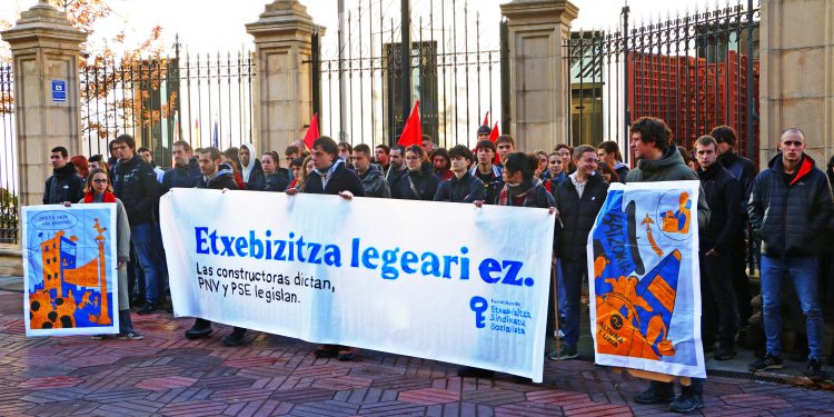 Protesta frente al Parlamento Vasco contra la Ley de Vivienda Vasca que sólo beneficia a rentistas y empresarios
