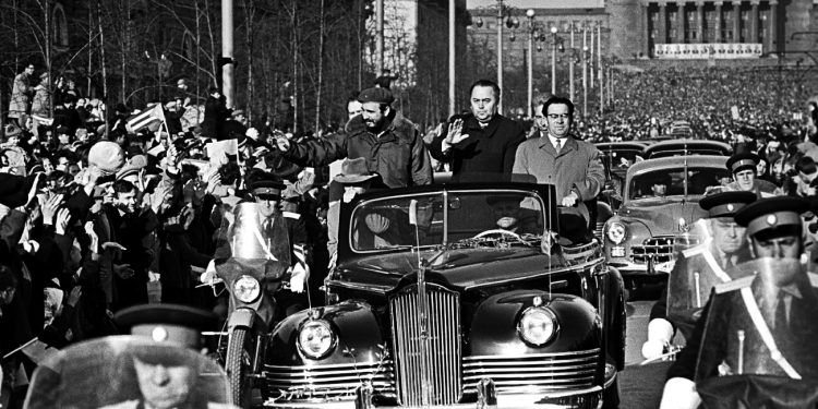 1963: Así de apoteósica fue la primera visita de Fidel a la URSS