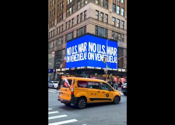 EEUU. Un cartel publicitario contra la intervención en Venezuela aparece en Times Square