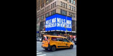 EEUU. Un cartel publicitario contra la intervención en Venezuela aparece en Times Square