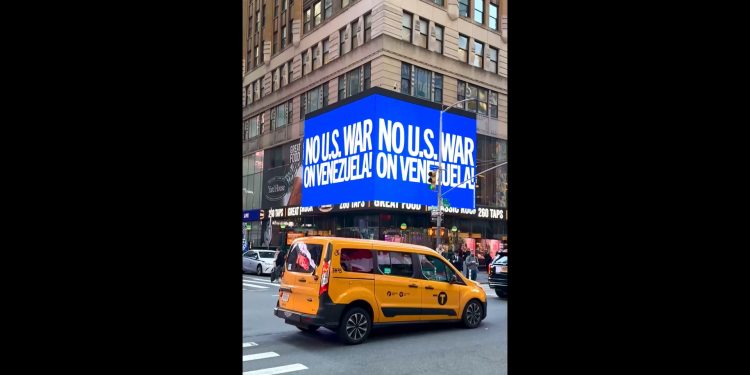 EEUU. Un cartel publicitario contra la intervención en Venezuela aparece en Times Square