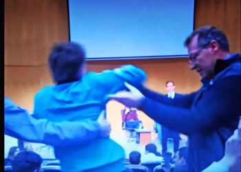 A pesar de que trataron de impedírselo, un joven les dijo un puñado de verdades a la cara