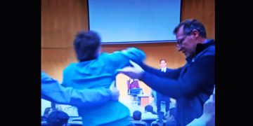 A pesar de que trataron de impedírselo, un joven les dijo un puñado de verdades a la cara