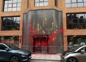 INGLATERRA. Acción contra sede del Partido Laborista en solidaridad con la huelga de hambre de los presos políticos