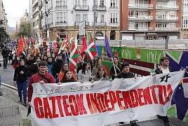 ERNAI, las juventudes de Sortu, se manifiesta por Bilbao con quema de bandera