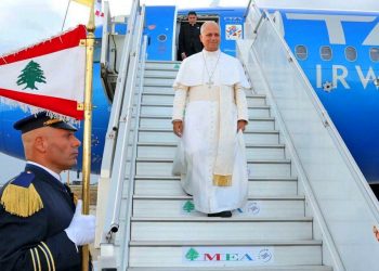 Miles de libaneses se emPAPAn de agua para recibir a León XIV (siempre se mojan los mismos)