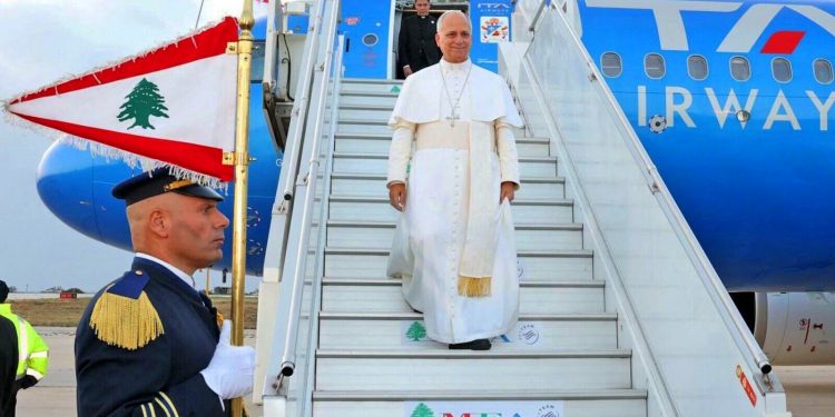 Miles de libaneses se emPAPAn de agua para recibir a León XIV (siempre se mojan los mismos)