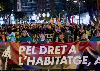 Una manifestación recorre Valencia culpando a la Generalitat (PP) y al gobierno (PSOE) de la falta de viviendas dignas
