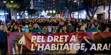 Una manifestación recorre Valencia culpando a la Generalitat (PP) y al gobierno (PSOE) de la falta de viviendas dignas