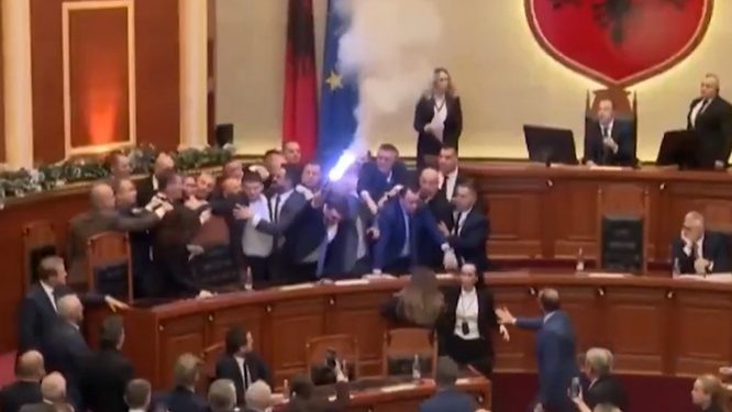 ALBANIA. En el parlamento se divierten de lo lindo (Video)
