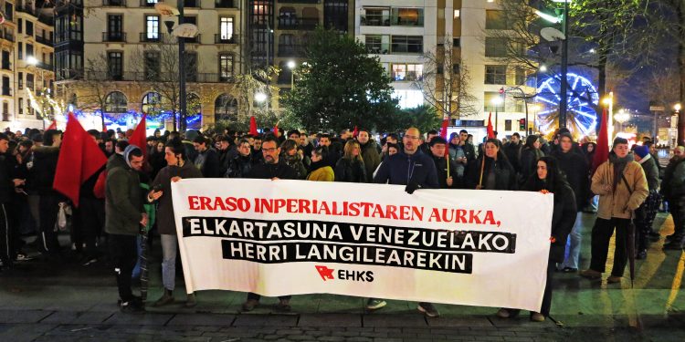 Concentración de EHKS en Donostia contra la agresión imperialista yanqui a Venezuela